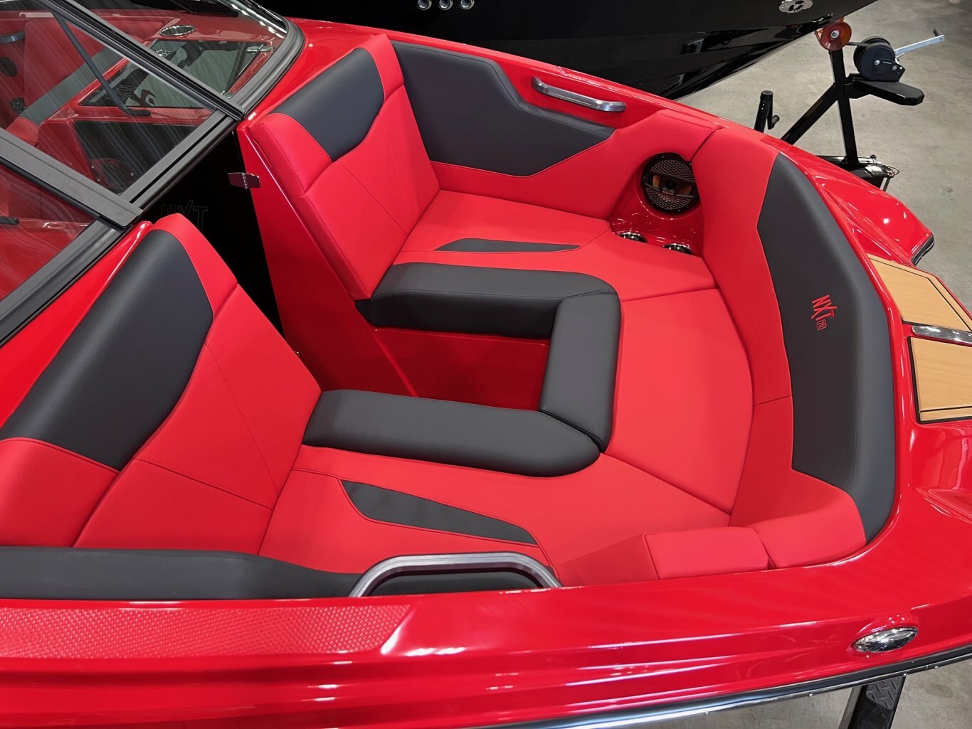 Bateau Mastercraft NXT20 2024 Rouge sur Noir Complèment Équipé pour le Wakesurf!