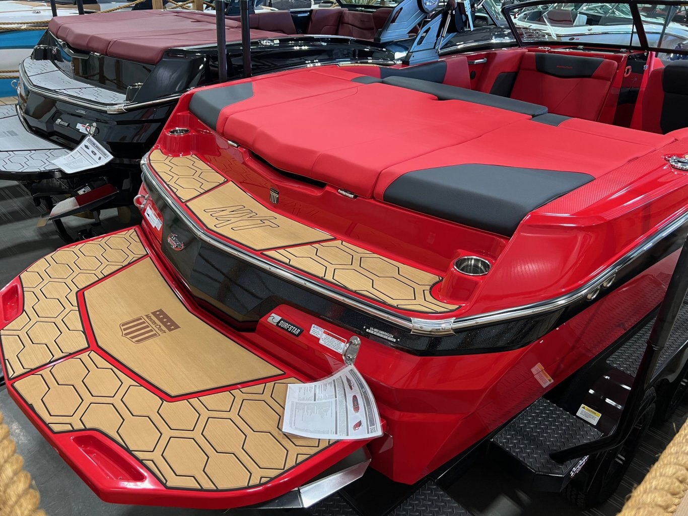 Bateau Mastercraft NXT20 2024 Rouge sur Noir Complèment Équipé pour le Wakesurf!