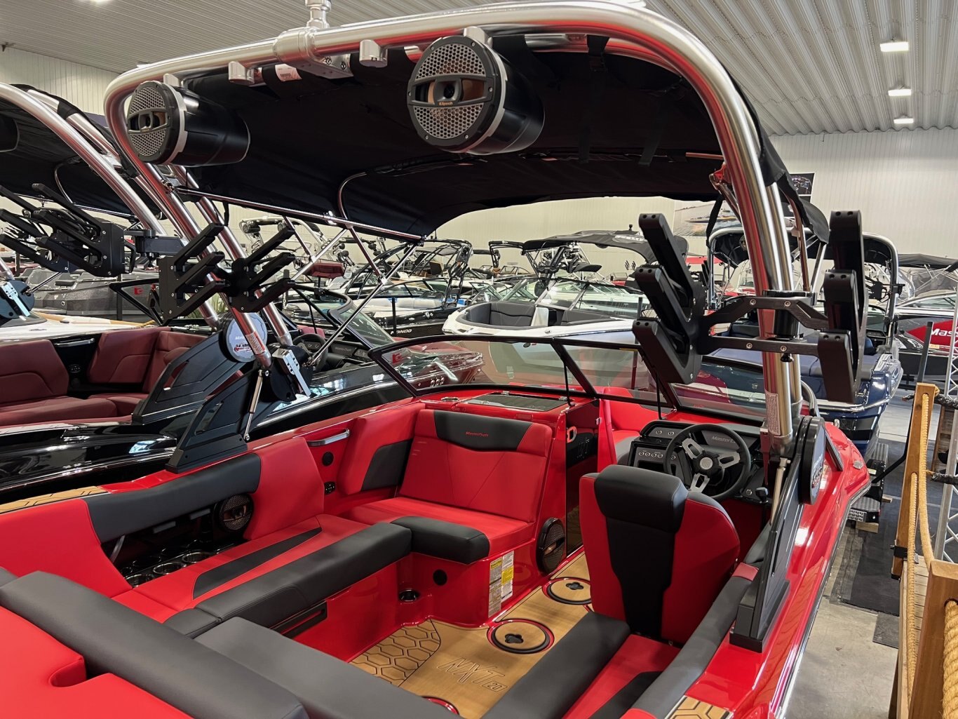 Bateau Mastercraft NXT20 2024 Rouge sur Noir Complèment Équipé pour le Wakesurf!