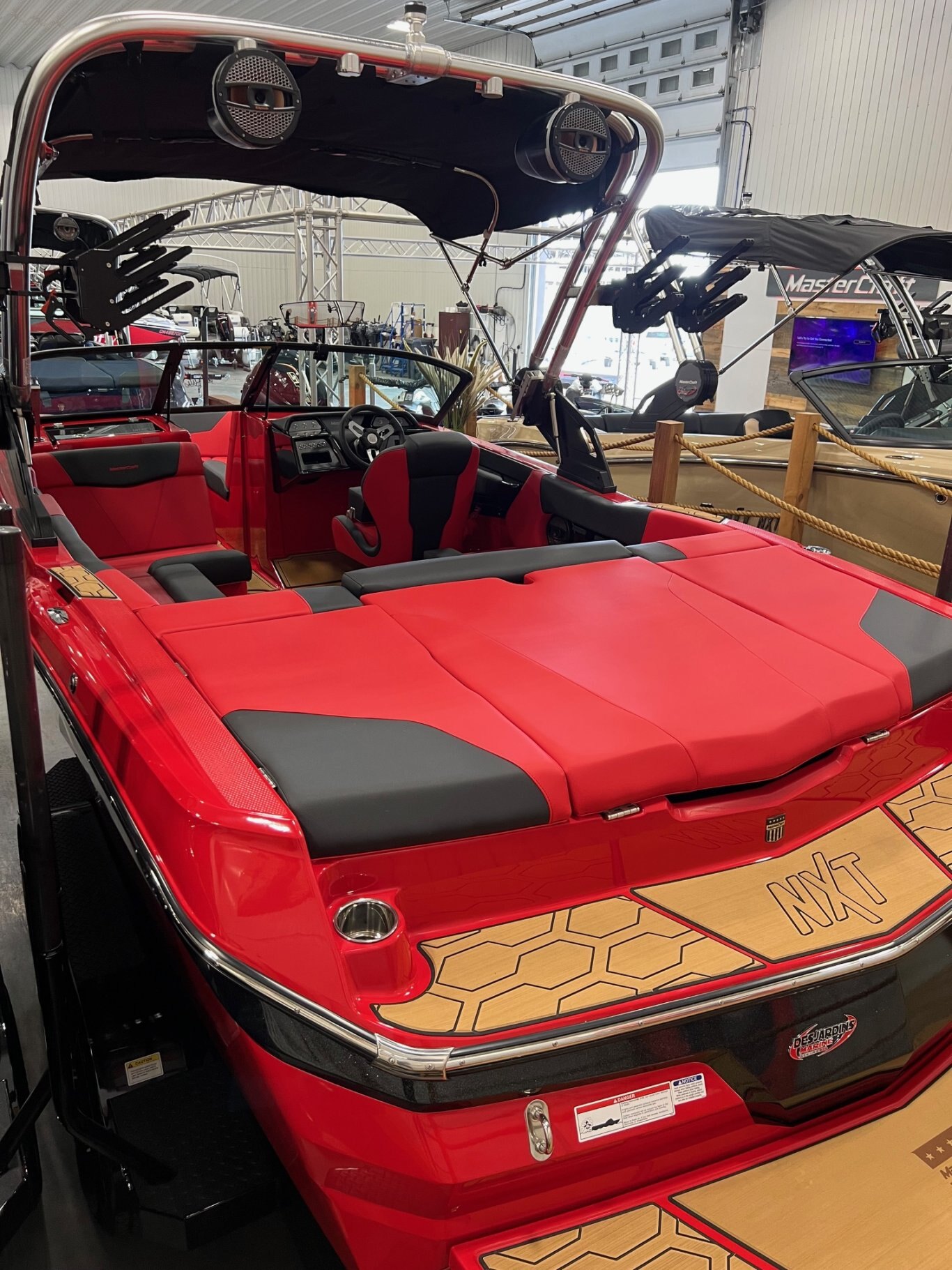 Bateau Mastercraft NXT20 2024 Rouge sur Noir Complèment Équipé pour le Wakesurf!