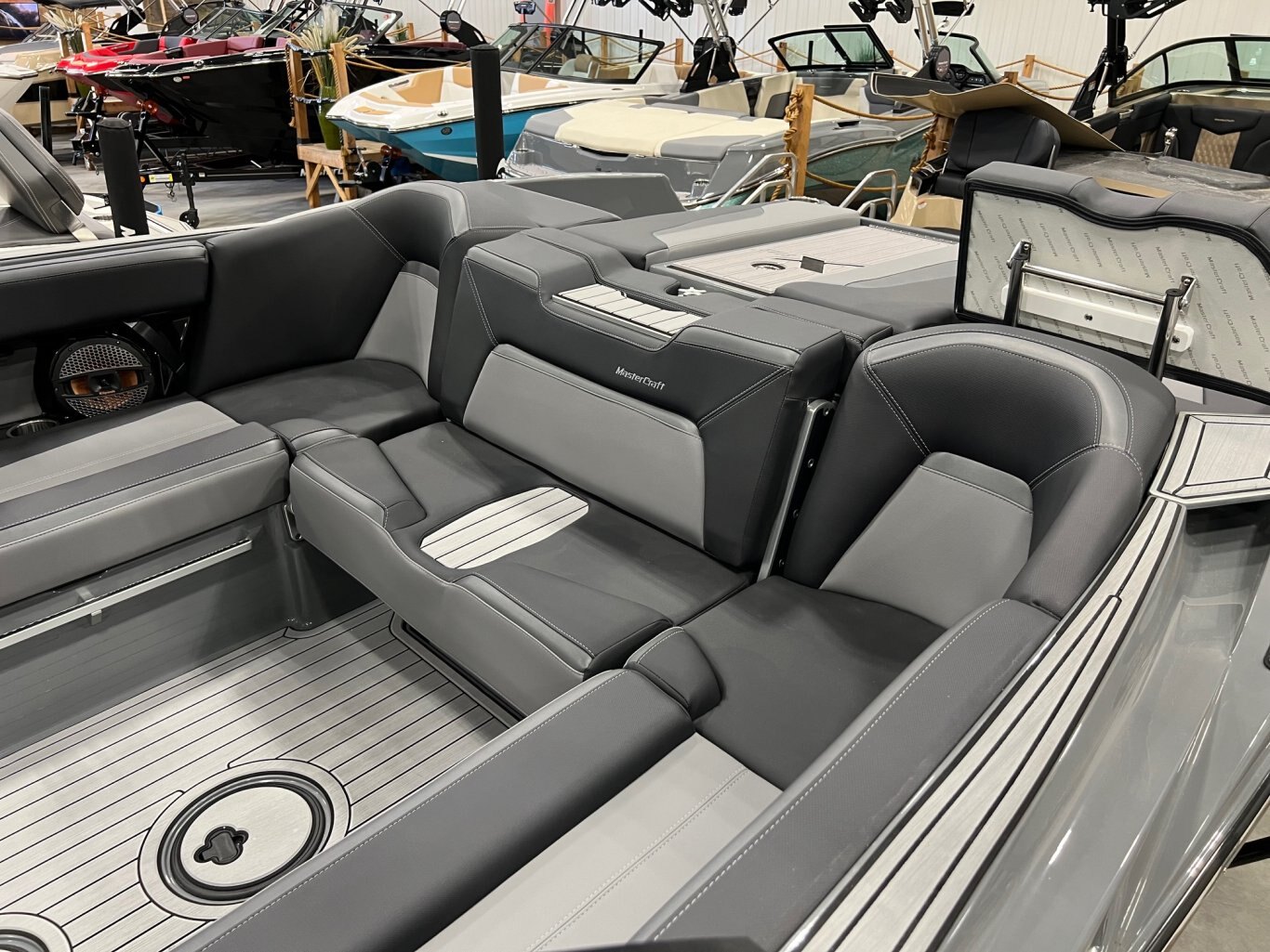 Bateau Mastercraft X StarS 2024 Gris sur Charcoal Le Meilleur Bateau de Wake & Surf Depuis Plus de 25 ans!