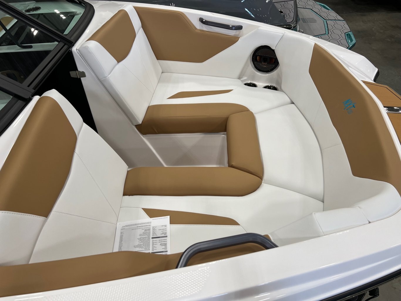 Bateau Mastercraft NXT20 2024 Bleu Kahuna sur Blanc Complèment Équipé pour le Wakesurf!