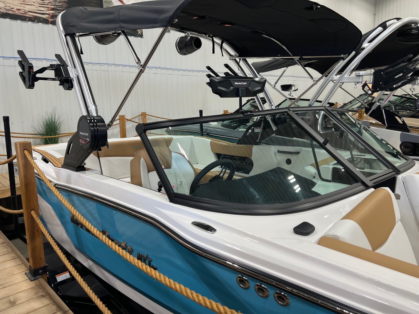 Bateau Mastercraft NXT20 2024 Bleu Kahuna sur Blanc Complèment Équipé pour le Wakesurf!