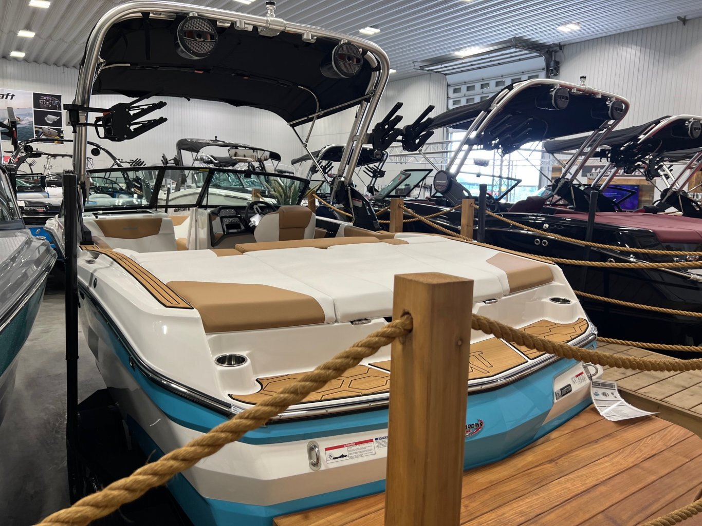 Bateau Mastercraft NXT20 2024 Bleu Kahuna sur Blanc Complèment Équipé pour le Wakesurf!