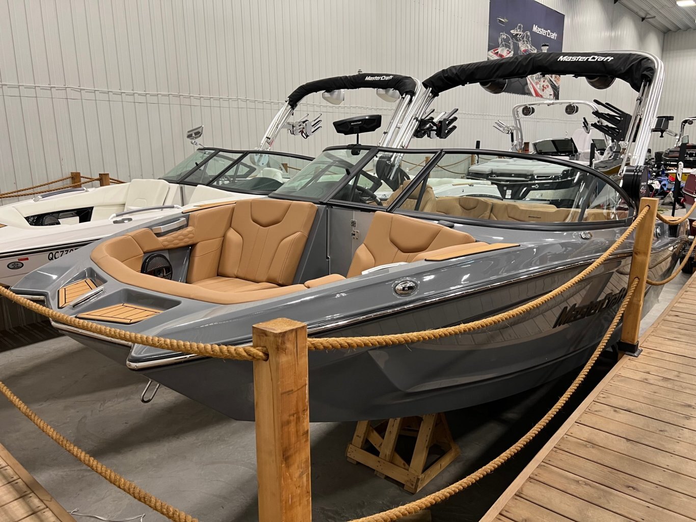 Bateau Mastercraft XT20 2024 Gris sur Tan Complètement Équipé pour le Wakesurf!