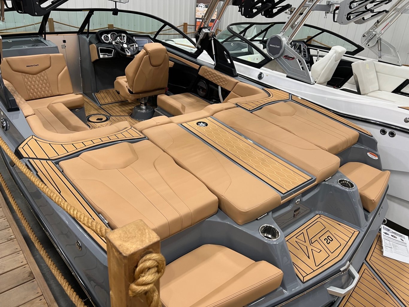 Bateau Mastercraft XT20 2024 Gris sur Tan Complètement Équipé pour le Wakesurf!