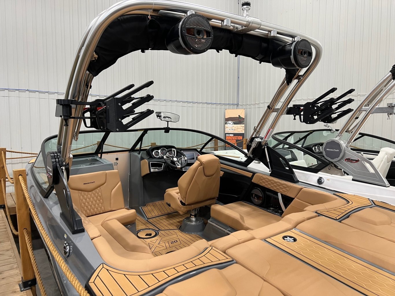 Bateau Mastercraft XT20 2024 Gris sur Tan Complètement Équipé pour le Wakesurf!