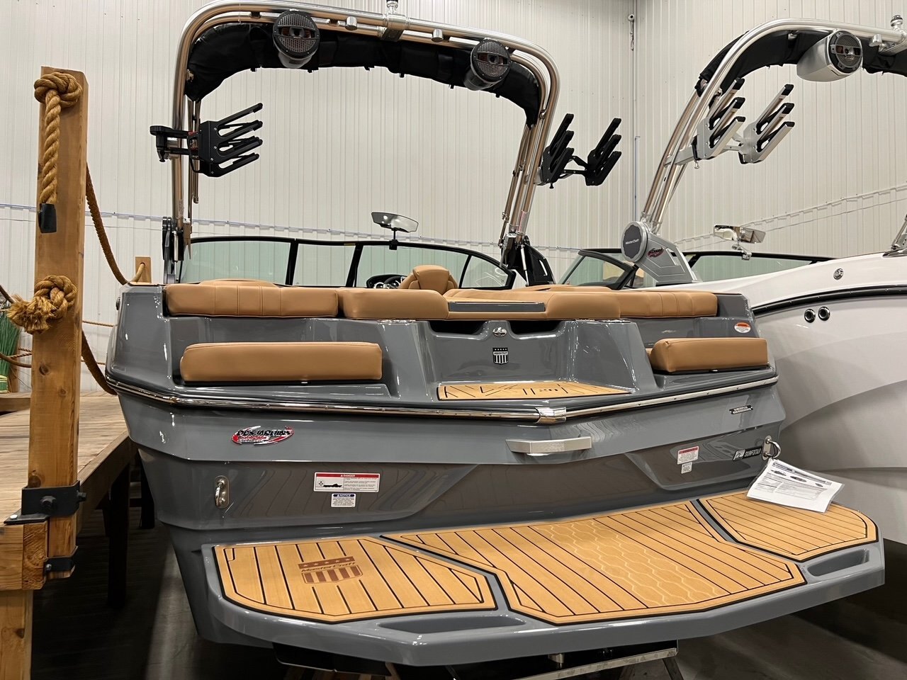 Bateau Mastercraft XT20 2024 Gris sur Tan Complètement Équipé pour le Wakesurf!