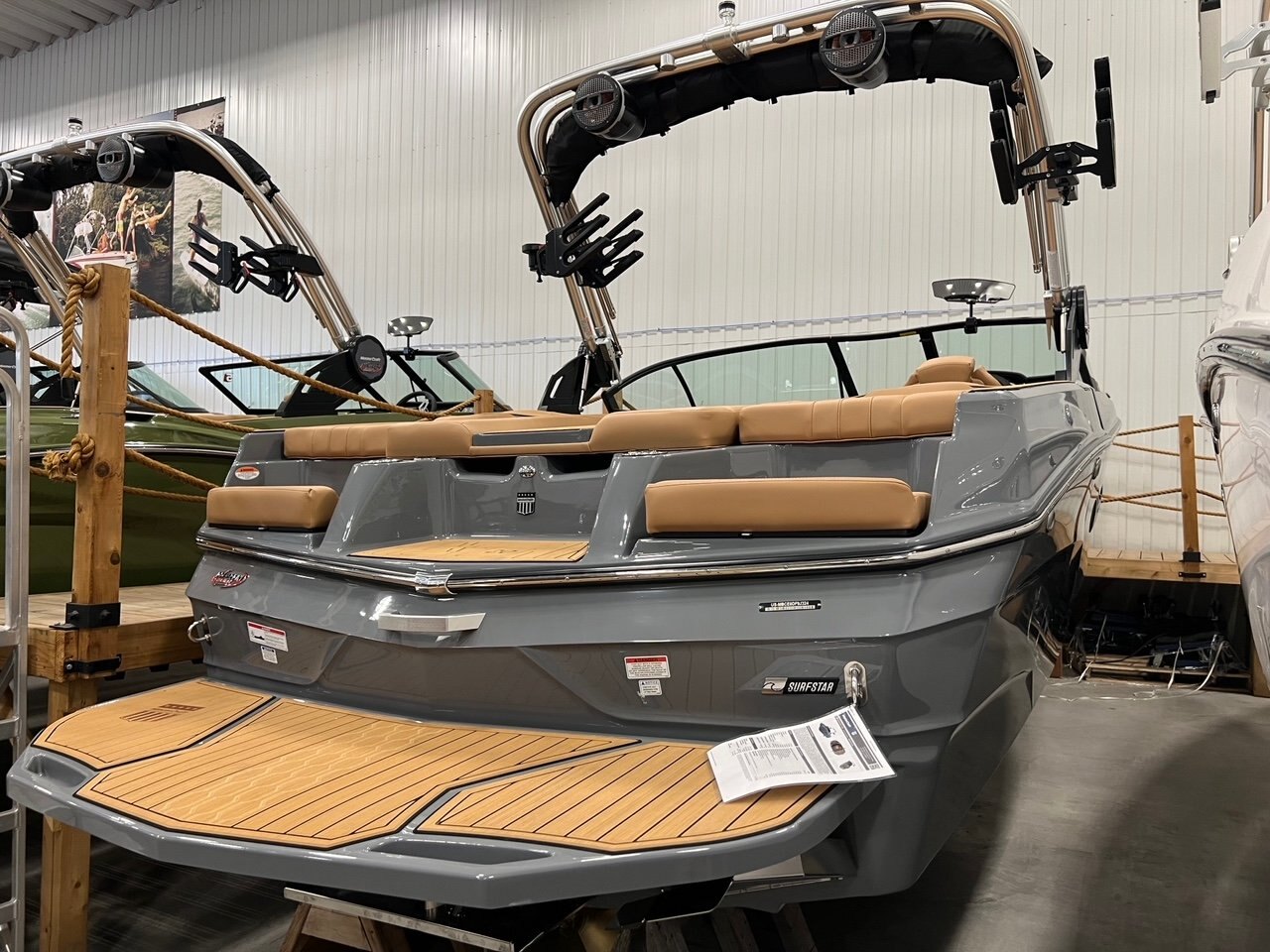 Bateau Mastercraft XT20 2024 Gris sur Tan Complètement Équipé pour le Wakesurf!