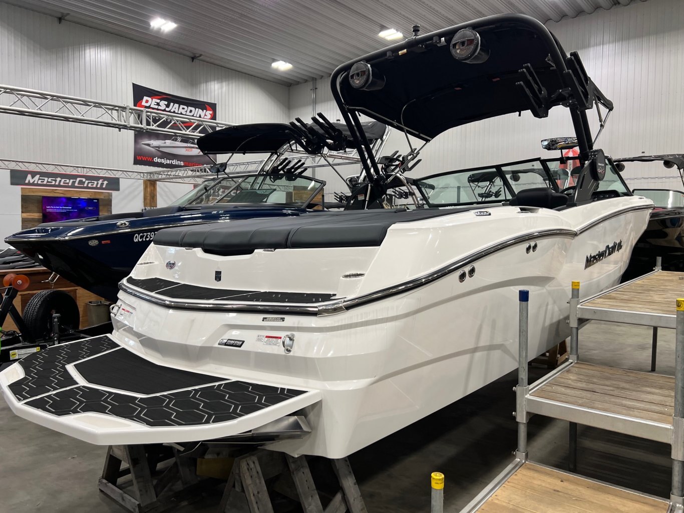 Bateau Mastercraft NXT23 2024 Blanc sur Noir Complètement Équipé pour le Wakesurf