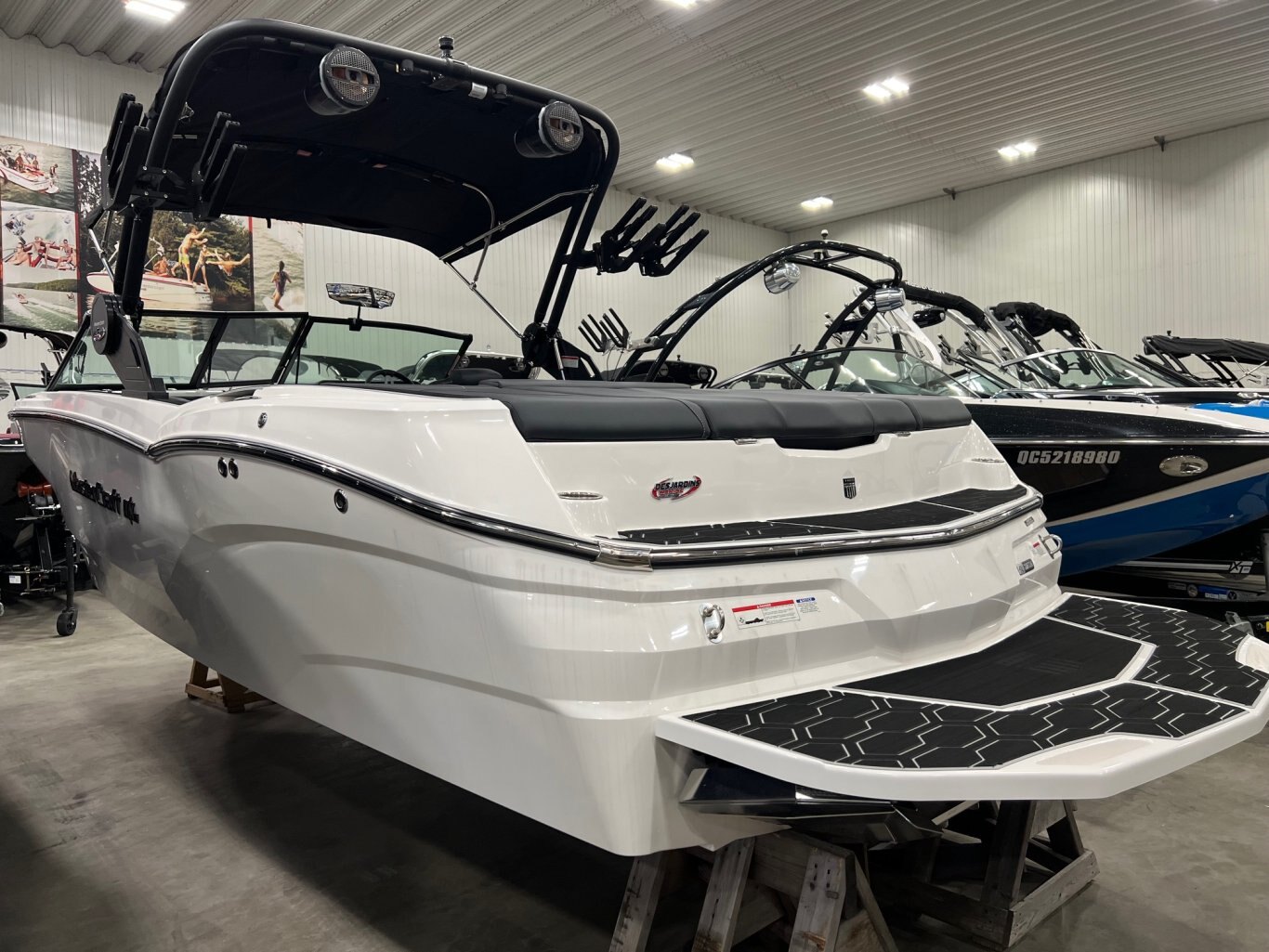 Bateau Mastercraft NXT23 2024 Blanc sur Noir Complètement Équipé pour le Wakesurf