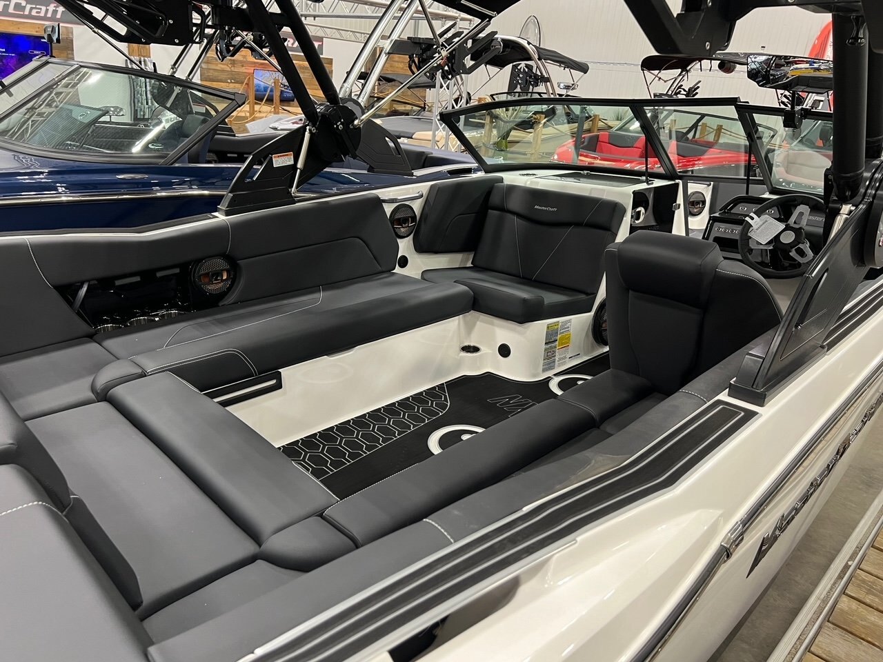 Bateau Mastercraft NXT23 2024 Blanc sur Noir Complètement Équipé pour le Wakesurf