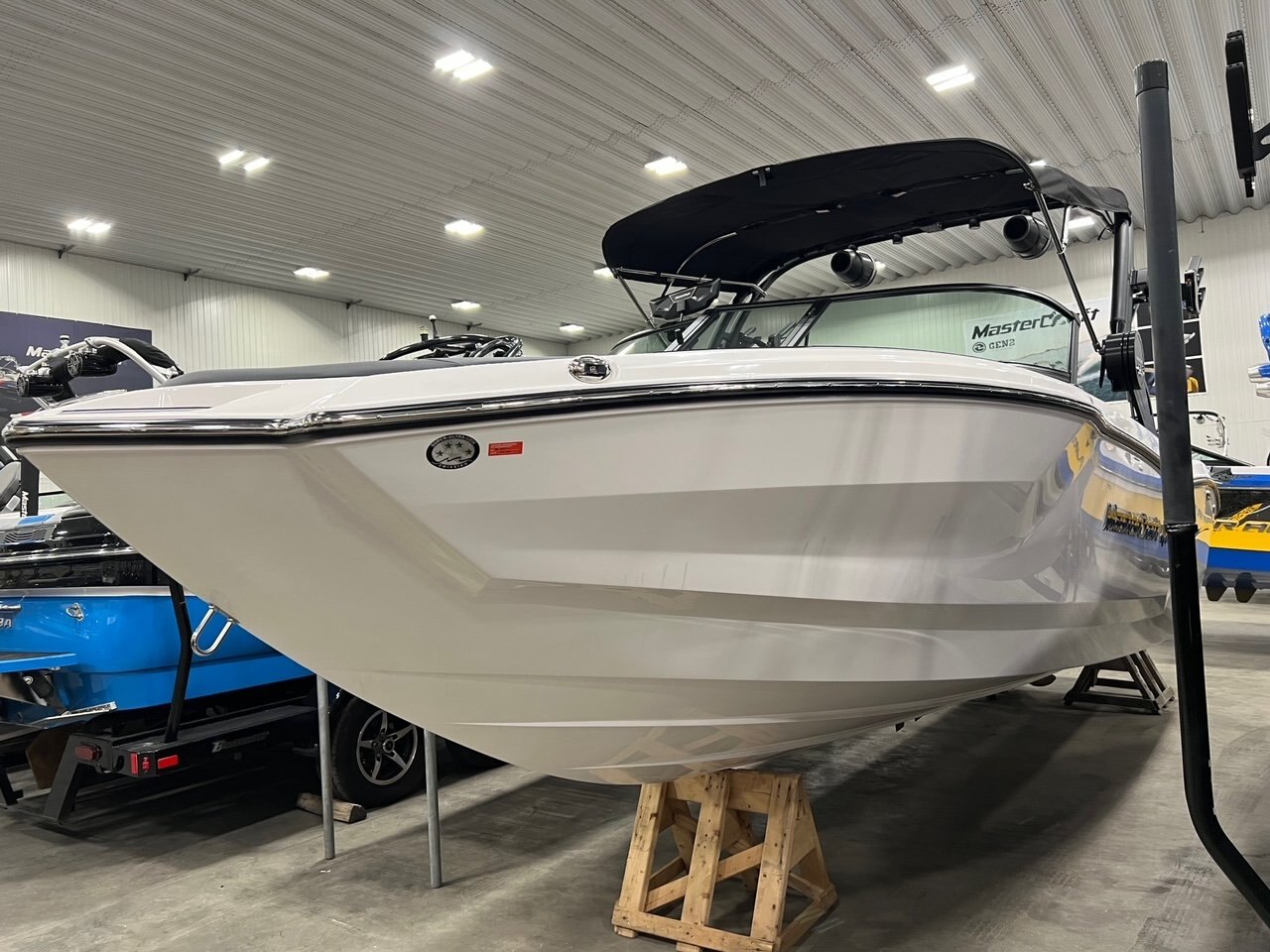 Bateau Mastercraft NXT23 2024 Blanc sur Noir Complètement Équipé pour le Wakesurf