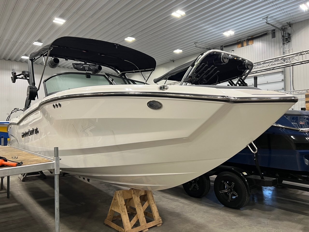 Bateau Mastercraft NXT23 2024 Blanc sur Noir Complètement Équipé pour le Wakesurf