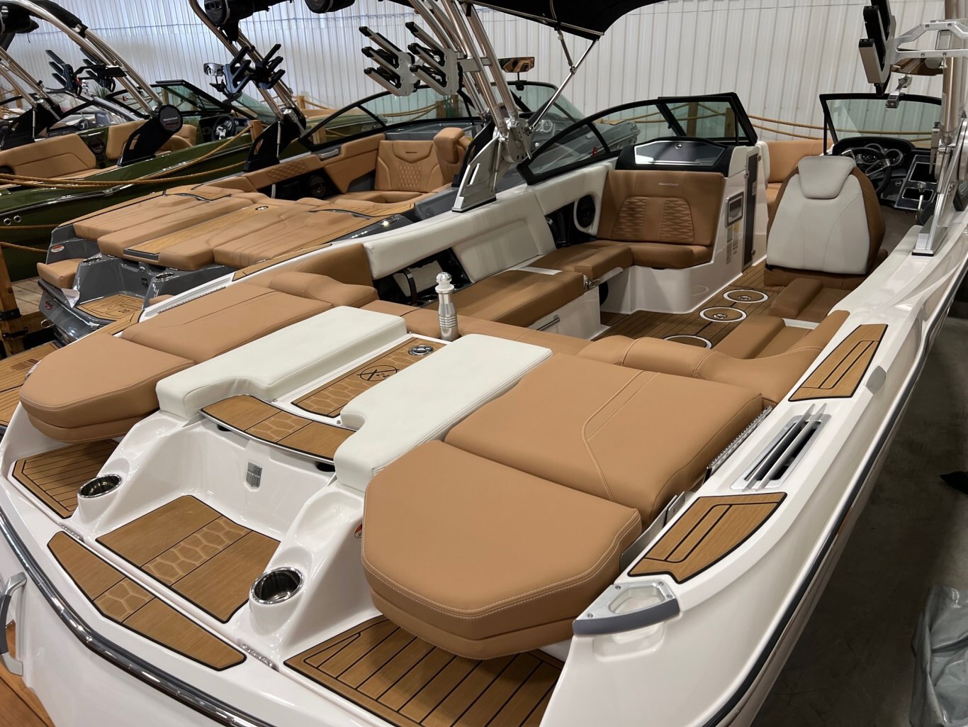 Bateau Mastercraft X24 2023 Blanc sur Tan Démo 60hrs Complètement Équipé pour le Wakesurf!