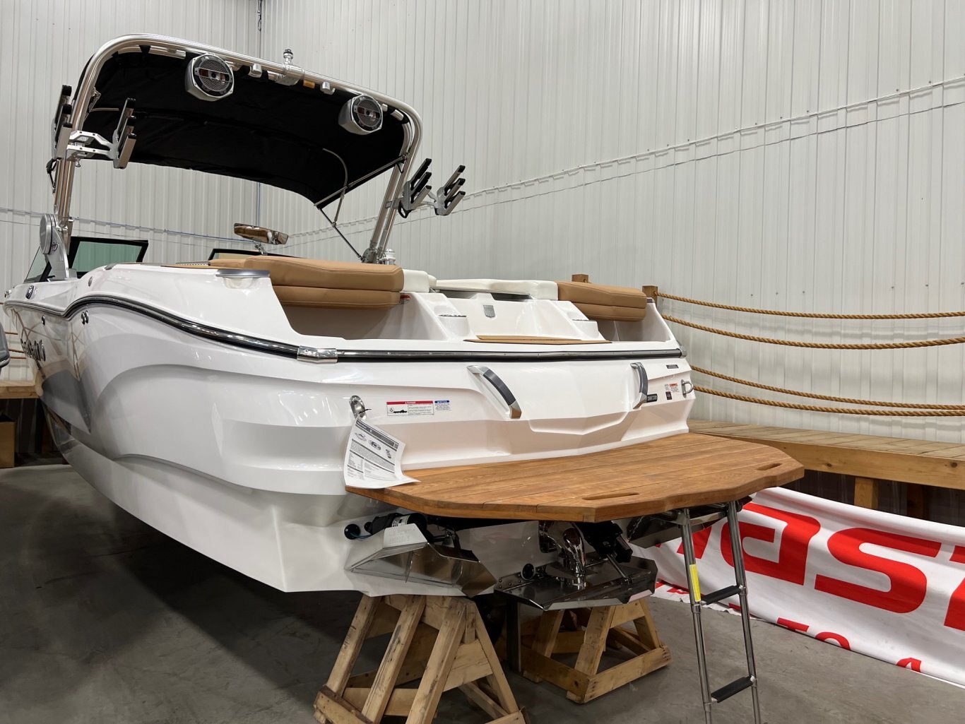 Bateau Mastercraft X24 2023 Blanc sur Tan Démo 60hrs Complètement Équipé pour le Wakesurf!