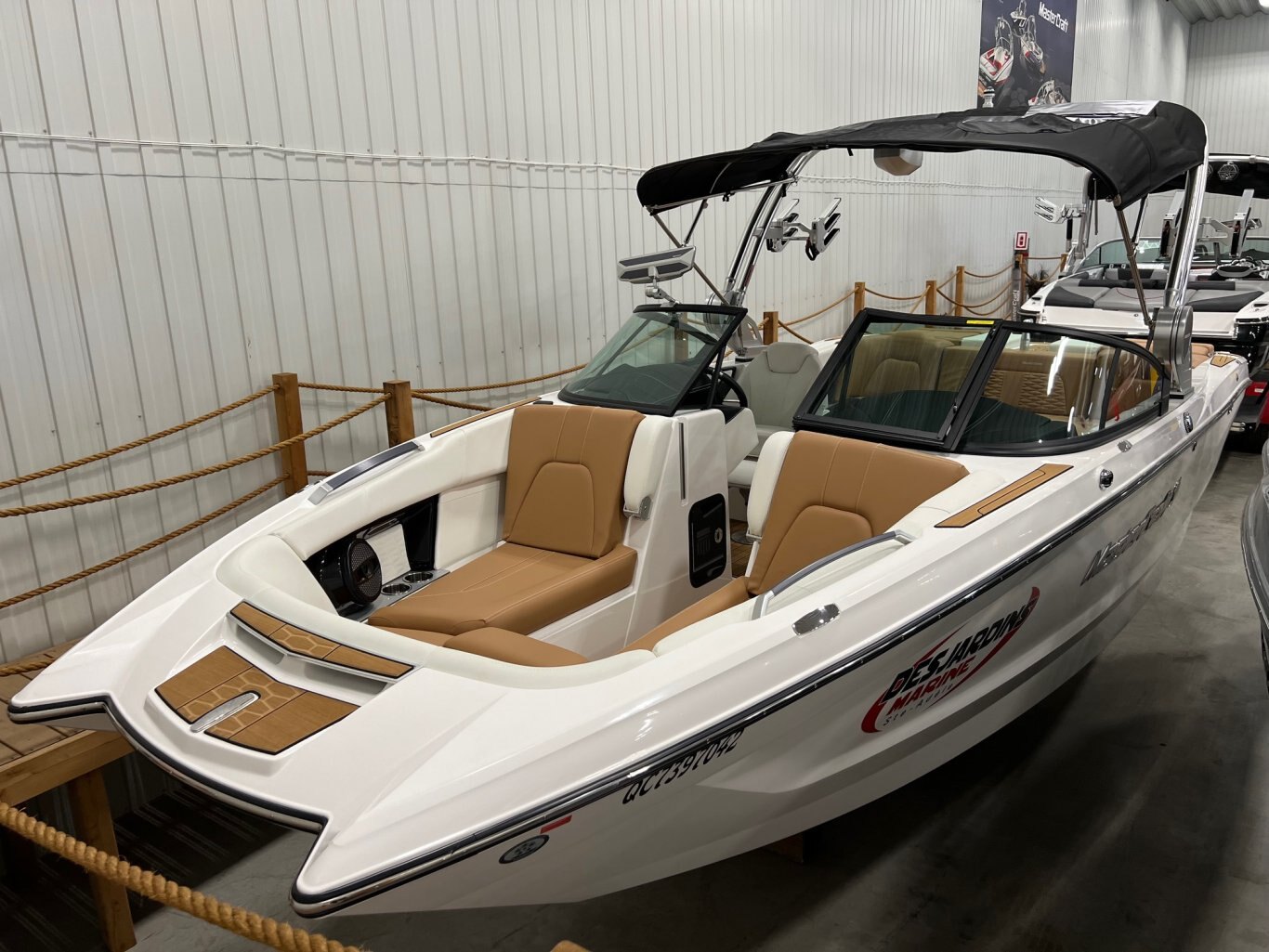 Bateau Mastercraft X24 2023 Blanc sur Tan Démo 60hrs Complètement Équipé pour le Wakesurf!