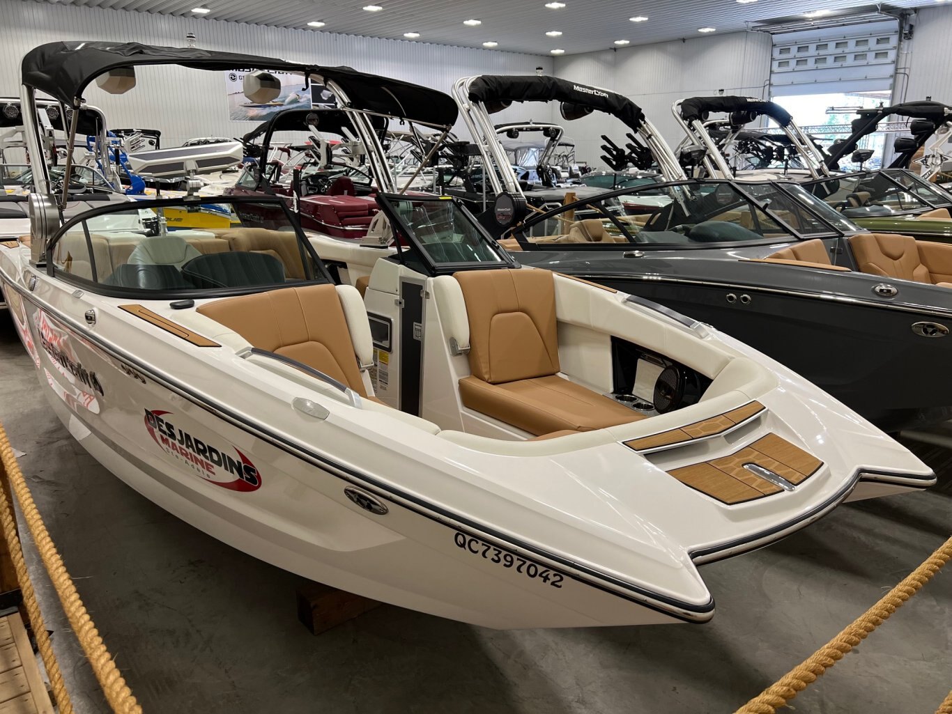 Bateau Mastercraft X24 2023 Blanc sur Tan Démo 60hrs Complètement Équipé pour le Wakesurf!