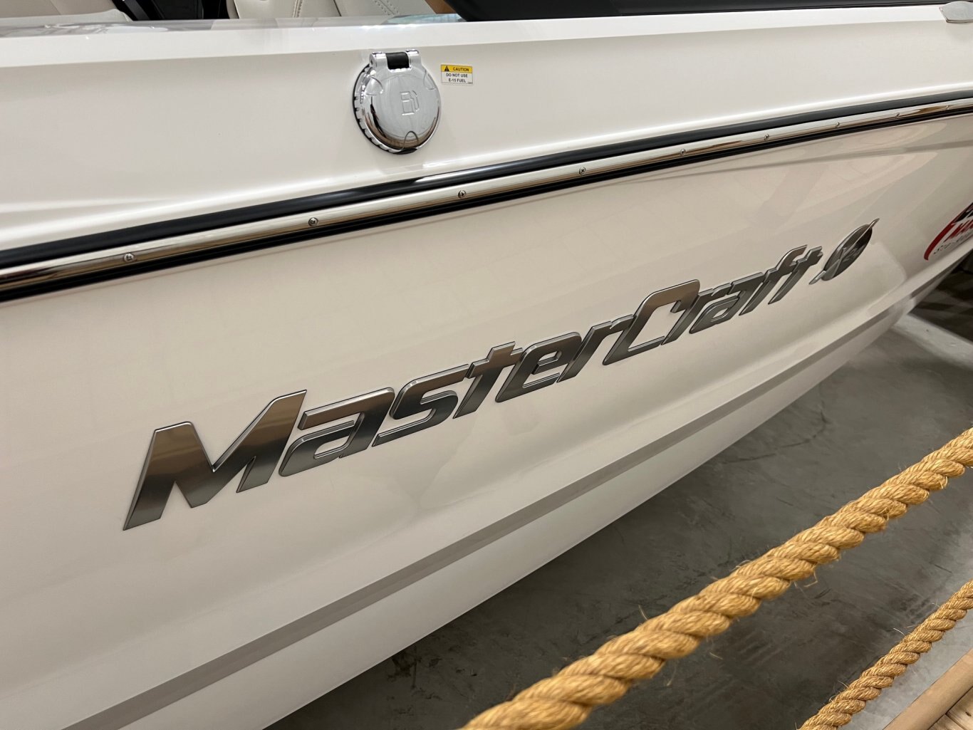 Bateau Mastercraft X24 2023 Blanc sur Tan Démo 60hrs Complètement Équipé pour le Wakesurf!