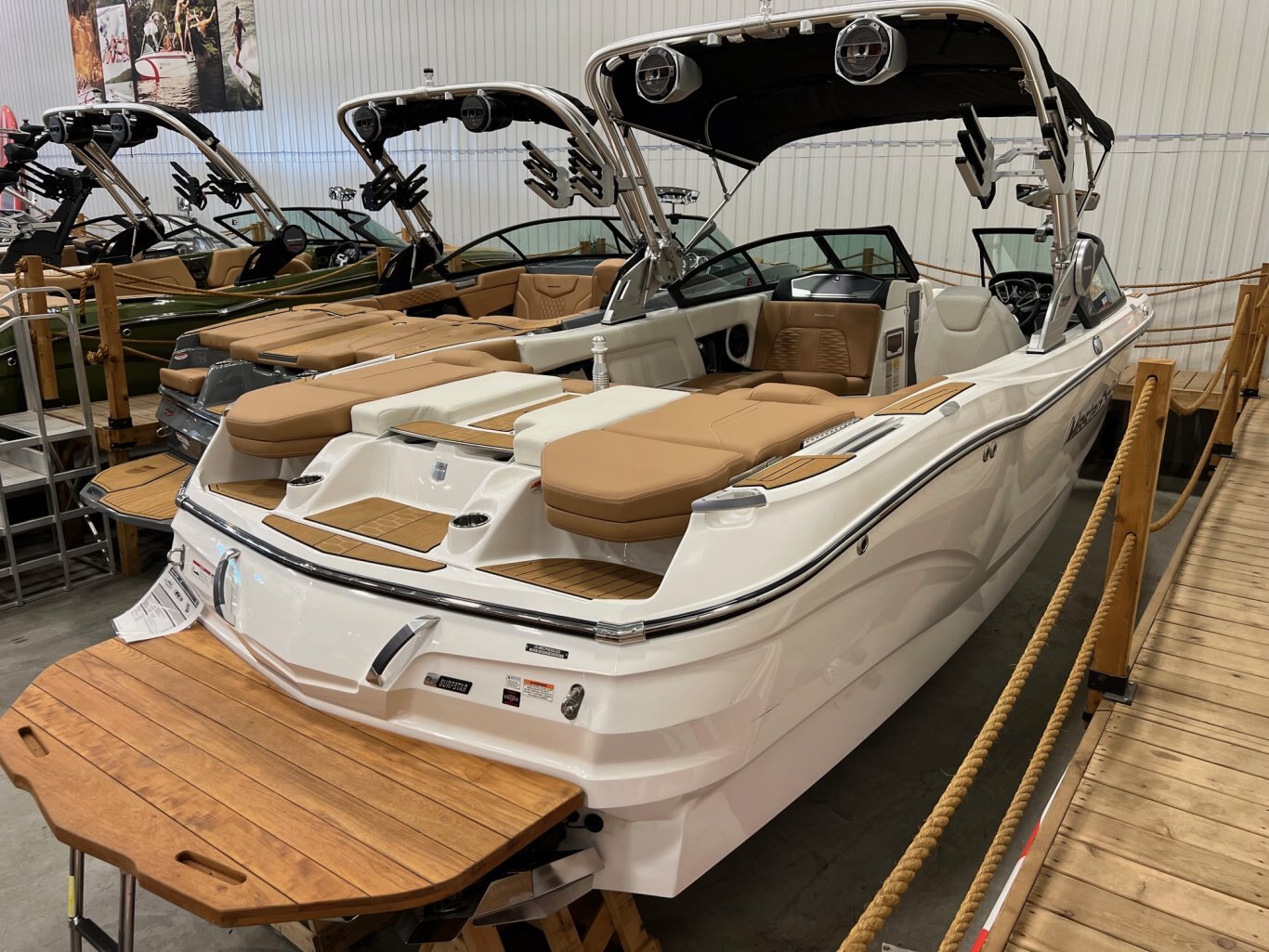 Bateau Mastercraft X24 2023 Blanc sur Tan Démo 60hrs Complètement Équipé pour le Wakesurf!