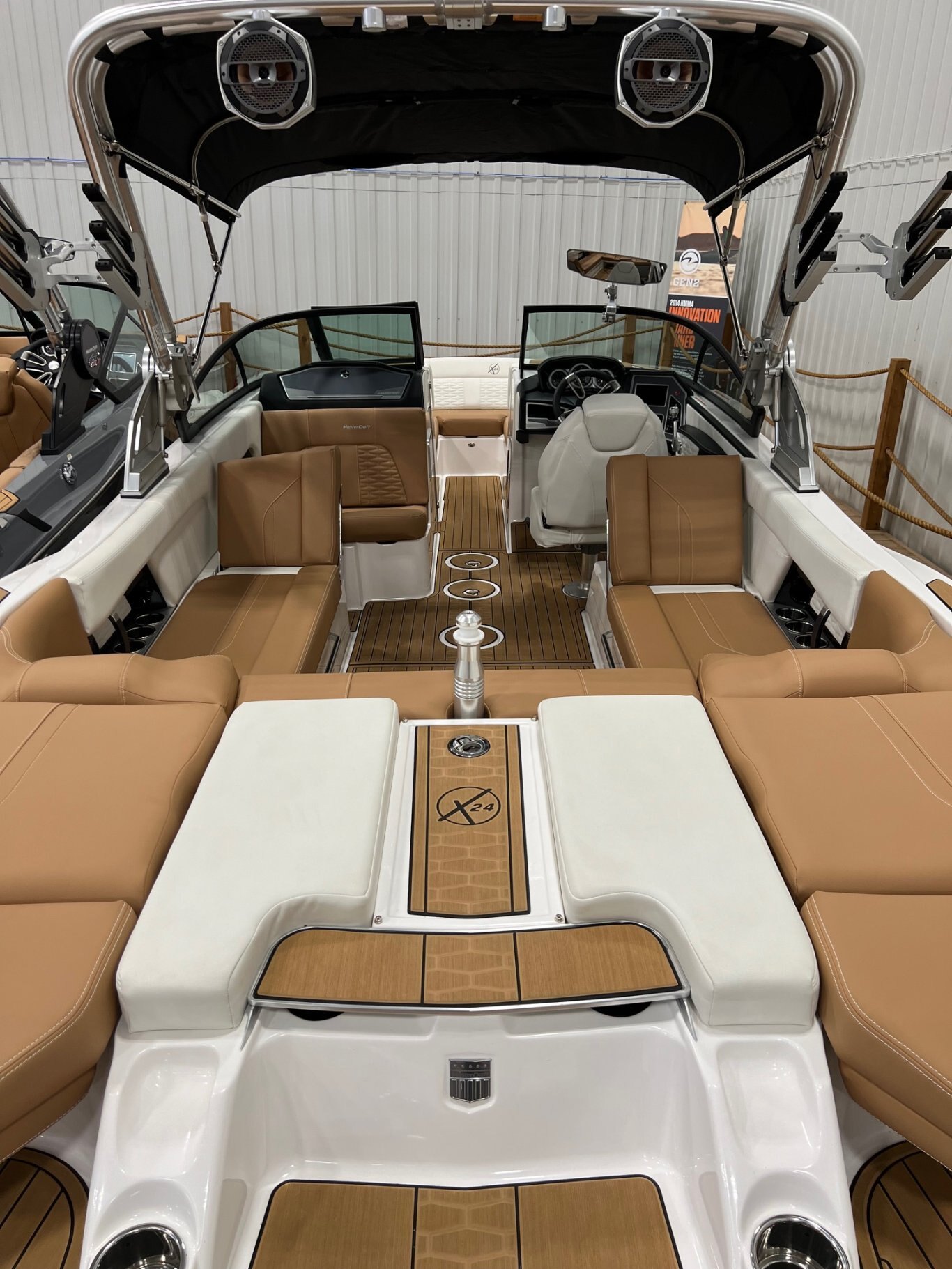 Bateau Mastercraft X24 2023 Blanc sur Tan Démo 60hrs Complètement Équipé pour le Wakesurf!