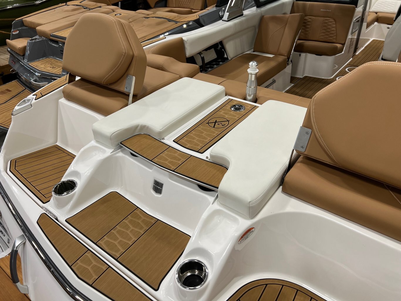 Bateau Mastercraft X24 2023 Blanc sur Tan Démo 60hrs Complètement Équipé pour le Wakesurf!