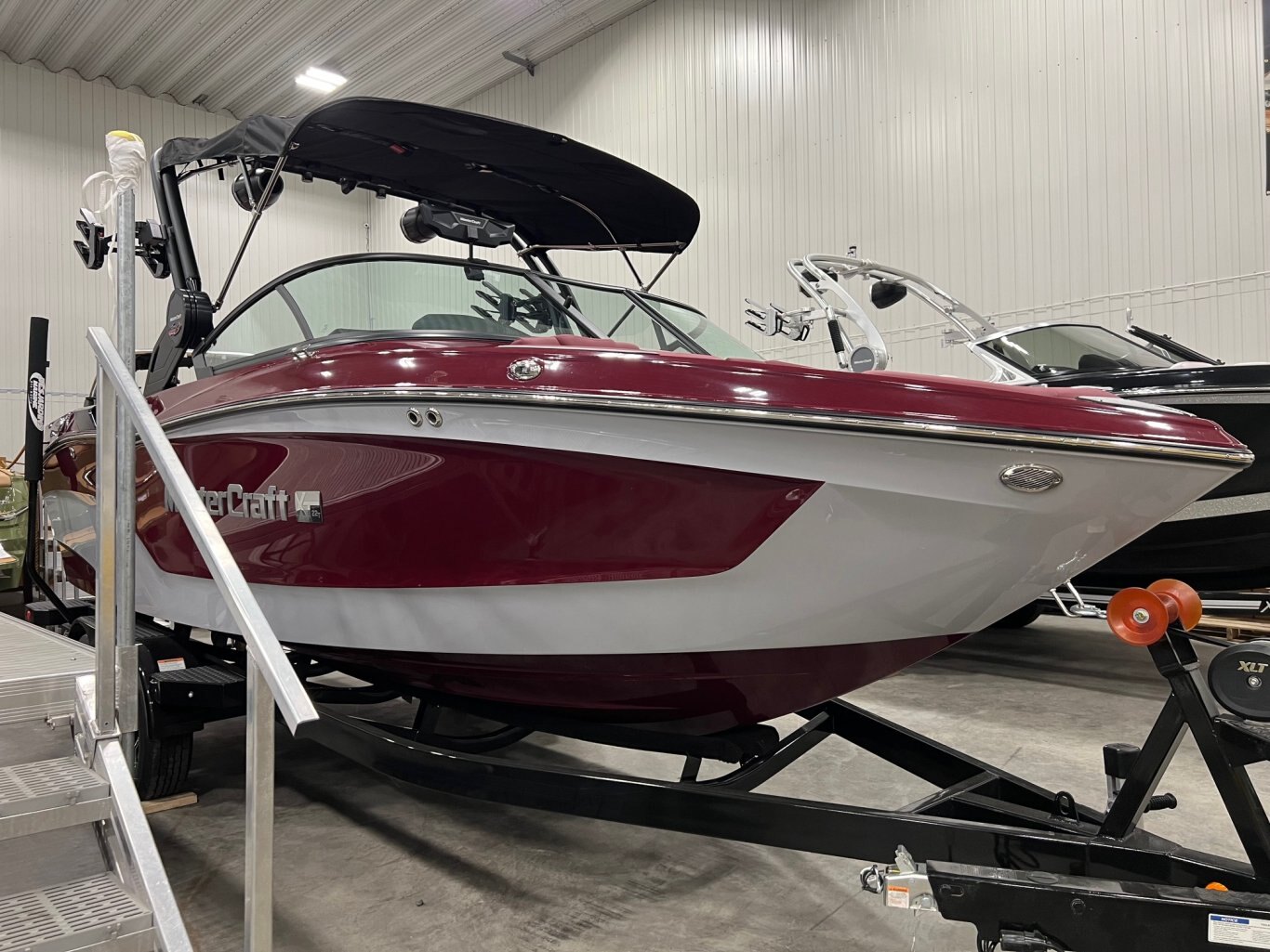 Bateau Mastercraft XT22T 2024 Bourgogne sur Gris Complèment Équipé pour le Wakesurf!