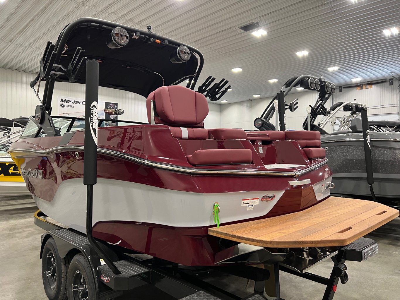 Bateau Mastercraft XT22T 2024 Bourgogne sur Gris Complèment Équipé pour le Wakesurf!