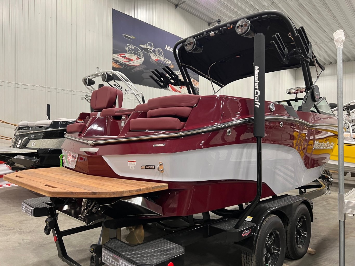 Bateau Mastercraft XT22T 2024 Bourgogne sur Gris Complèment Équipé pour le Wakesurf!