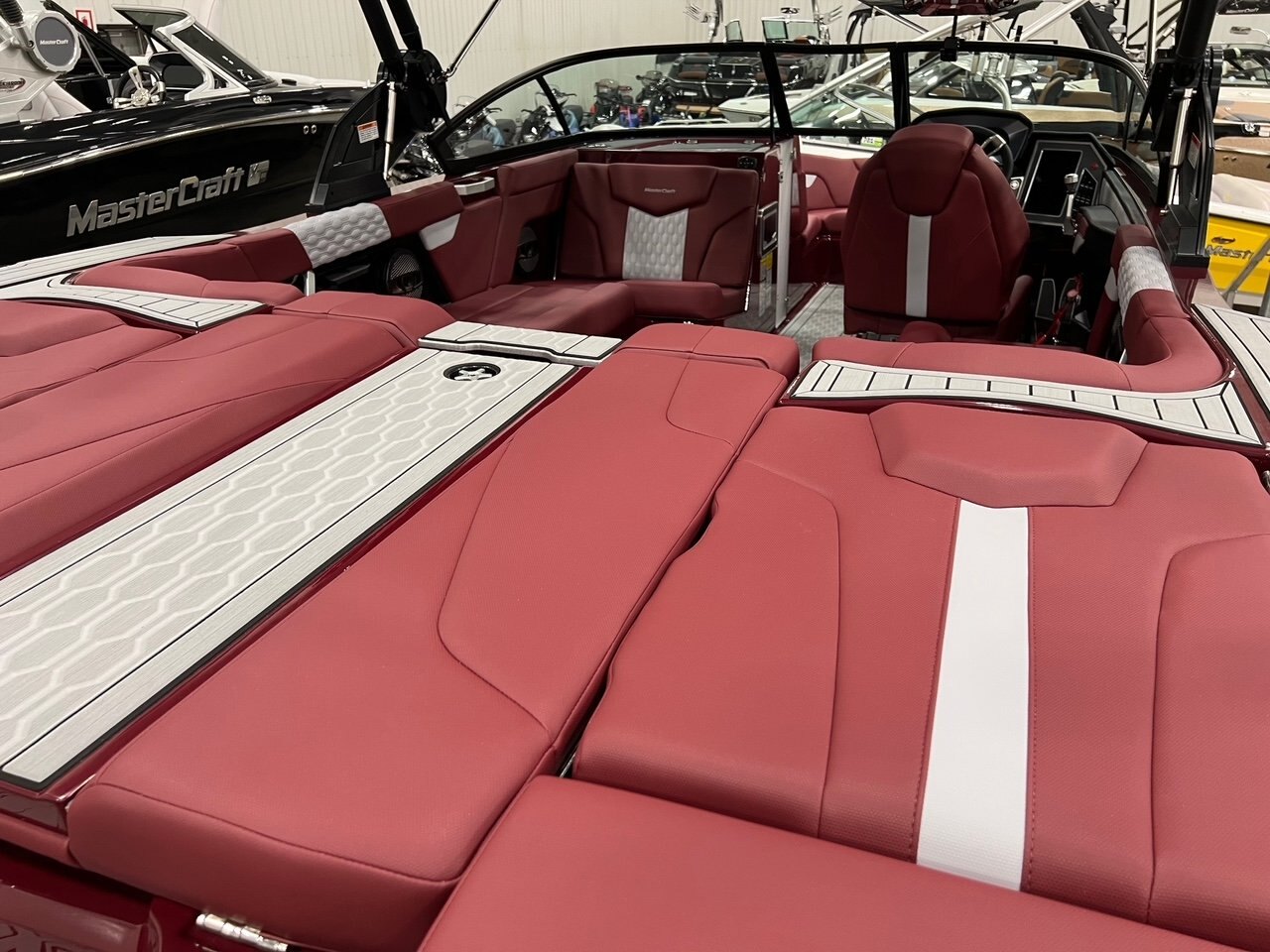 Bateau Mastercraft XT22T 2024 Bourgogne sur Gris Complèment Équipé pour le Wakesurf!