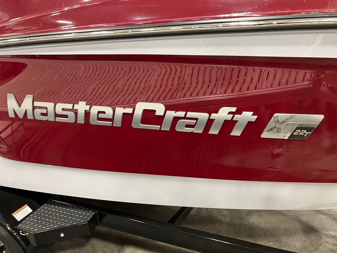 Bateau Mastercraft XT22T 2024 Bourgogne sur Gris Complèment Équipé pour le Wakesurf!