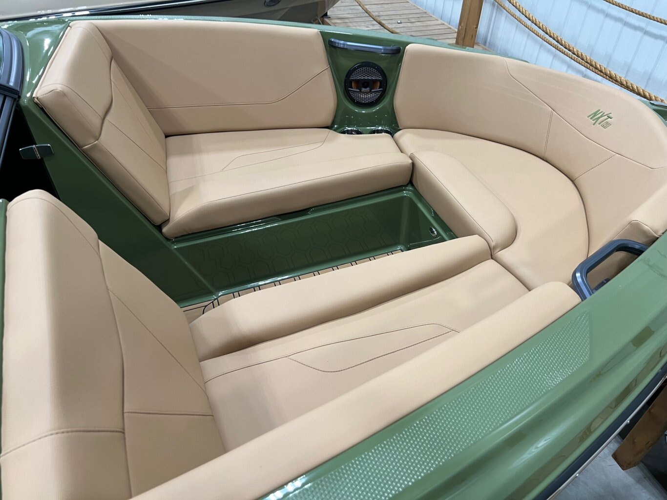 Bateau Mastercraft NXT23 2024 Vert sur Tan Complèment Équipé pour le Wakesurf!