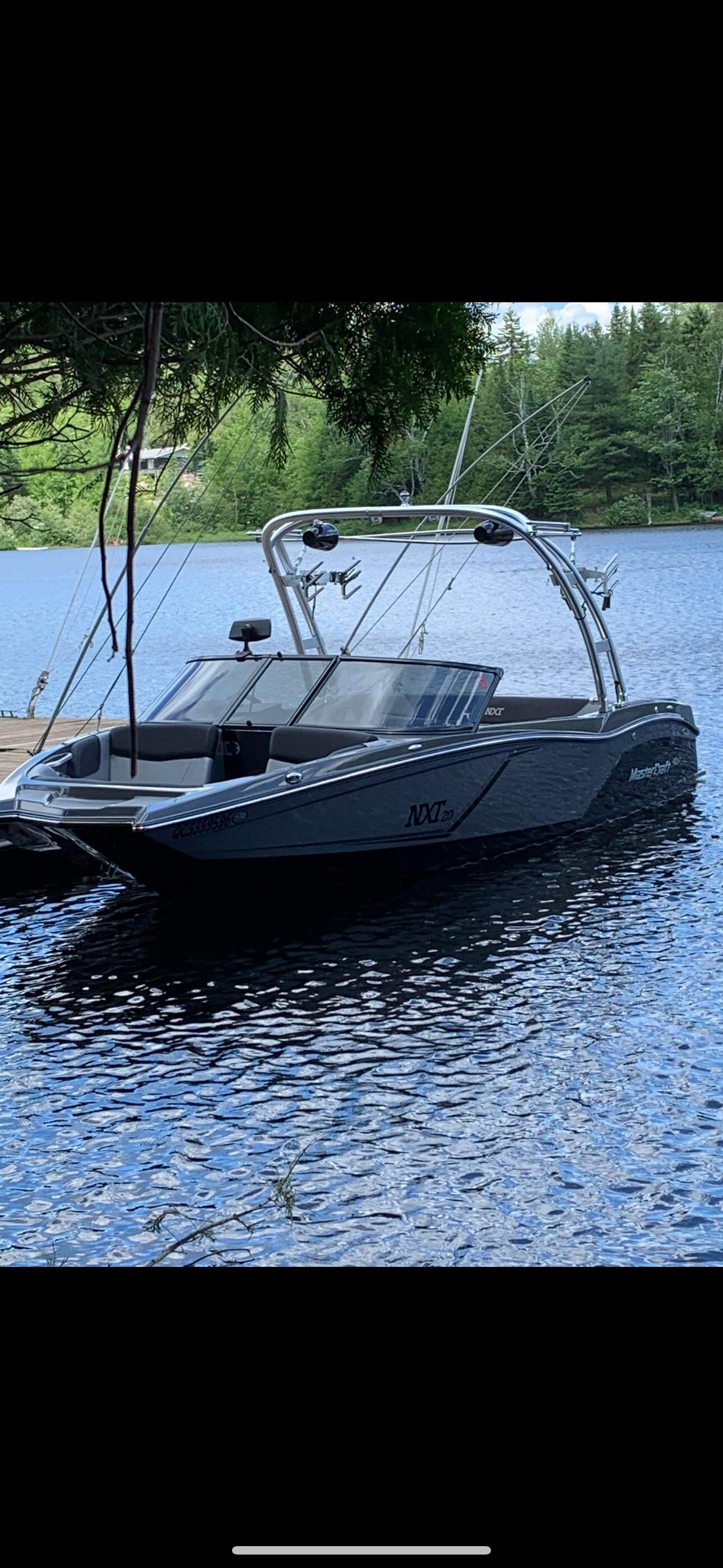 Bateau MASTERCRAFT NXT 20 2016 Noir & Gris moteur Ilmor 5.7l 470h vient avec la remorque Mastercraft Double Essieux