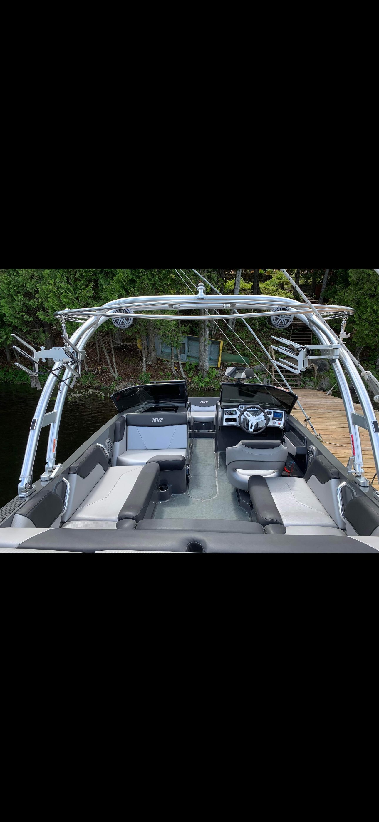 Bateau MASTERCRAFT NXT 20 2016 Noir & Gris moteur Ilmor 5.7l 470h vient avec la remorque Mastercraft Double Essieux