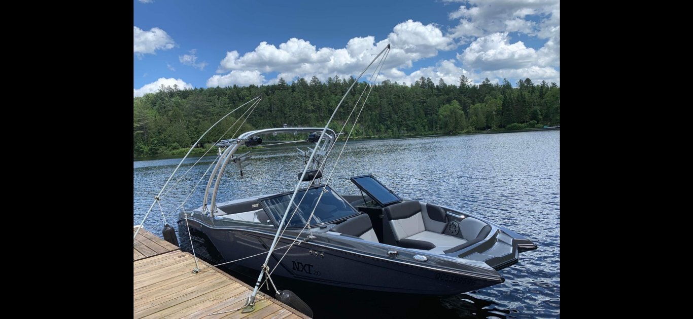 Bateau MASTERCRAFT NXT 20 2016 Noir & Gris moteur Ilmor 5.7l 470h vient avec la remorque Mastercraft Double Essieux