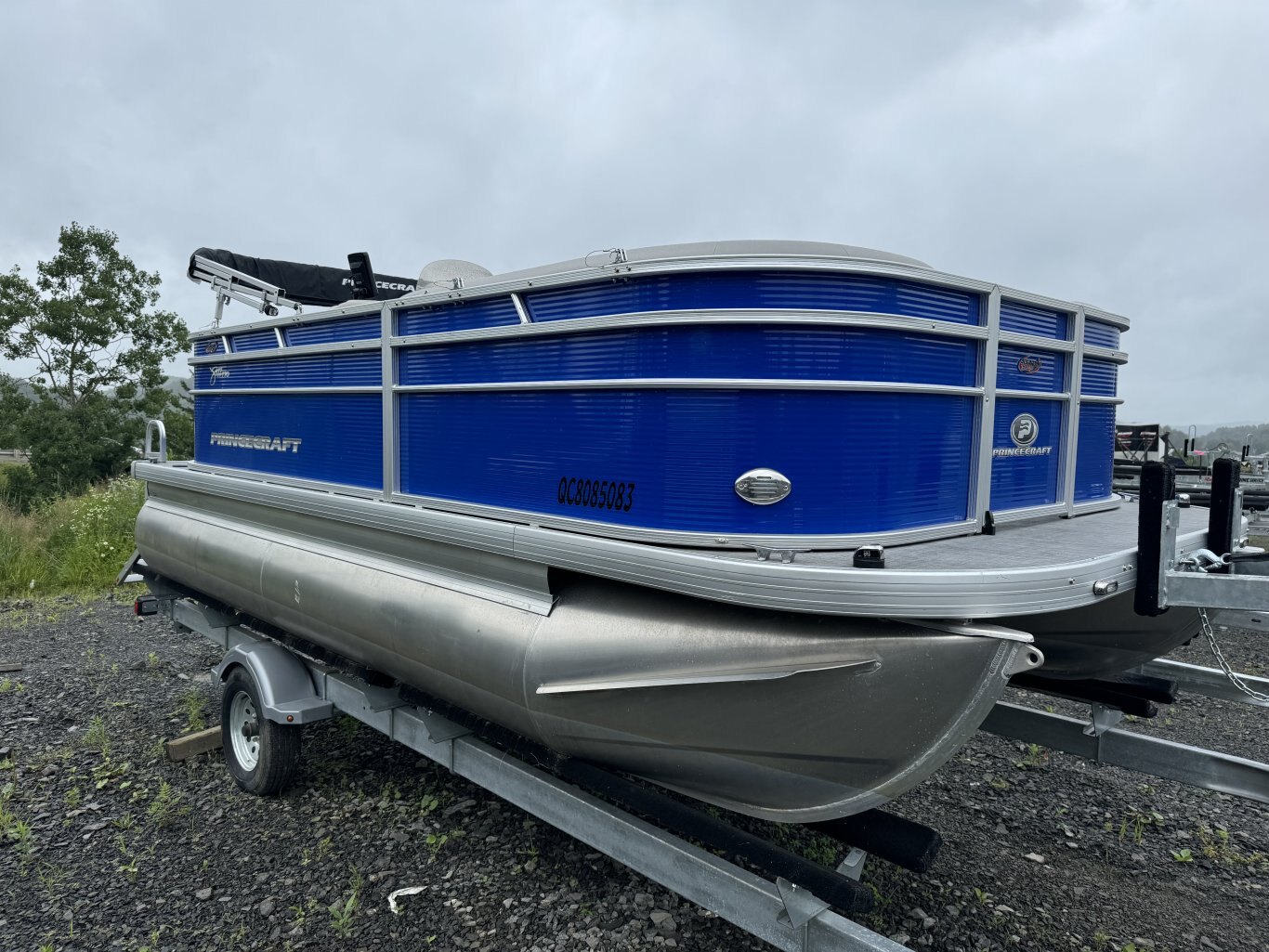 Ponton PRINCECRAFT JAZZ 170 2022 Bleu, Moteur 25hp Mercury vient avec la toile, un toit Bimini & Remorque Remeq