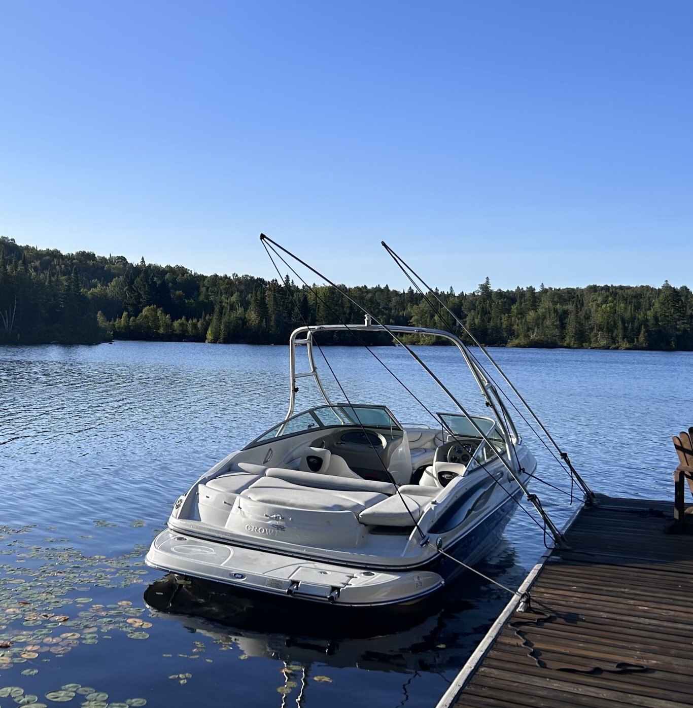 Bateau CROWNLINE 210 LS 2006 Noir & Blanc moteur 5. 0l MPI avec 210h Tout équipé avec une tournée à Wakeboard