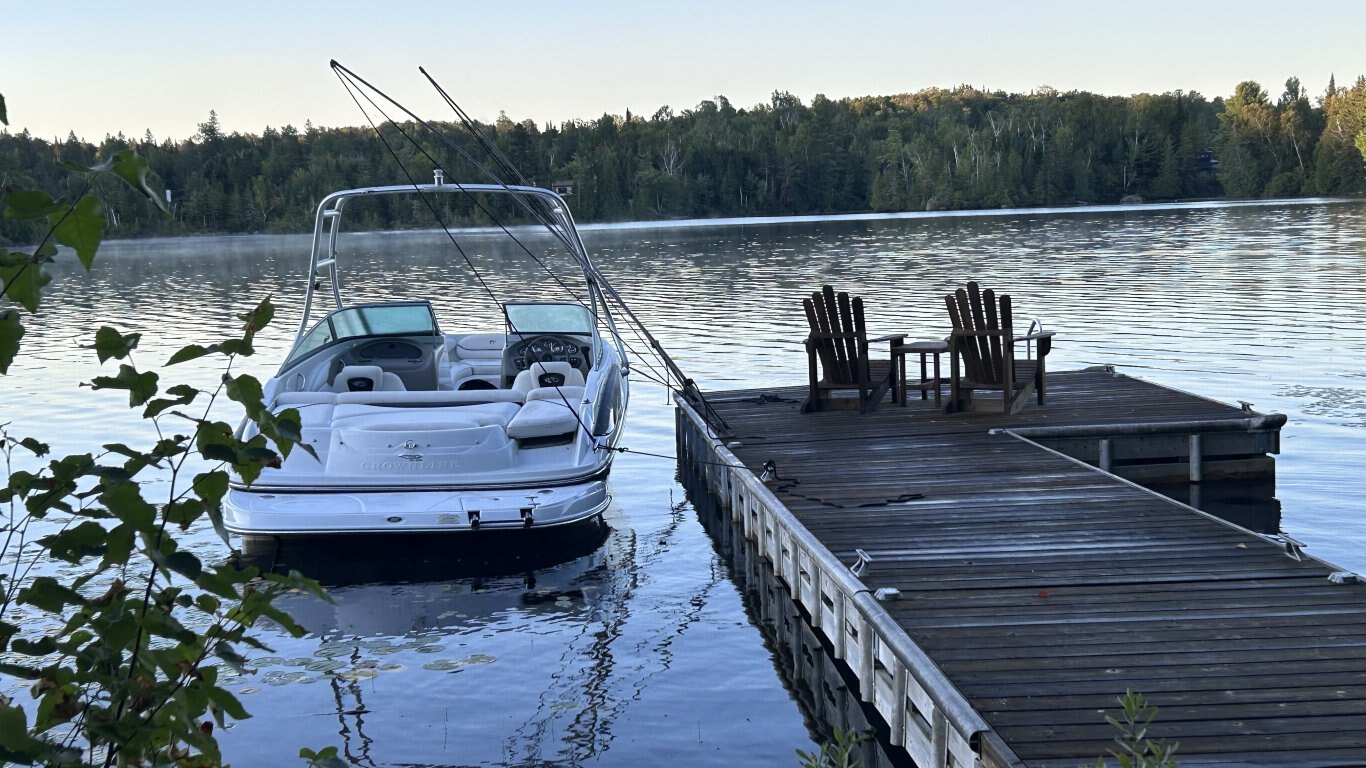 Bateau CROWNLINE 210 LS 2006 Noir & Blanc moteur 5. 0l MPI avec 210h Tout équipé avec une tournée à Wakeboard