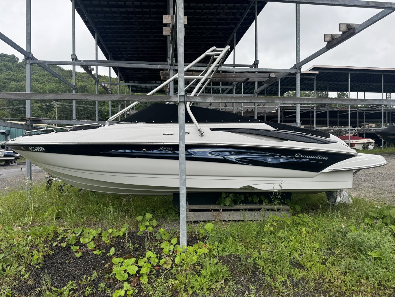 Bateau CROWNLINE 210 LS 2006 Noir & Blanc moteur 5. 0l MPI avec 210h Tout équipé avec une tournée à Wakeboard