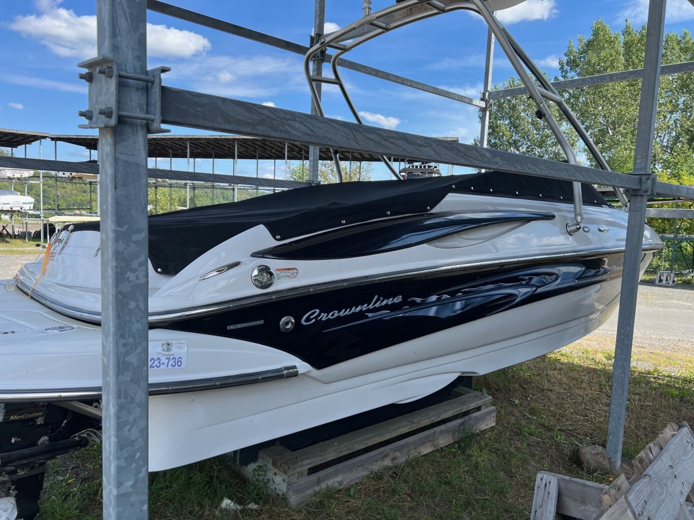 Bateau CROWNLINE 210 LS 2006 Noir & Blanc moteur 5. 0l MPI avec 210h Tout équipé avec une tournée à Wakeboard