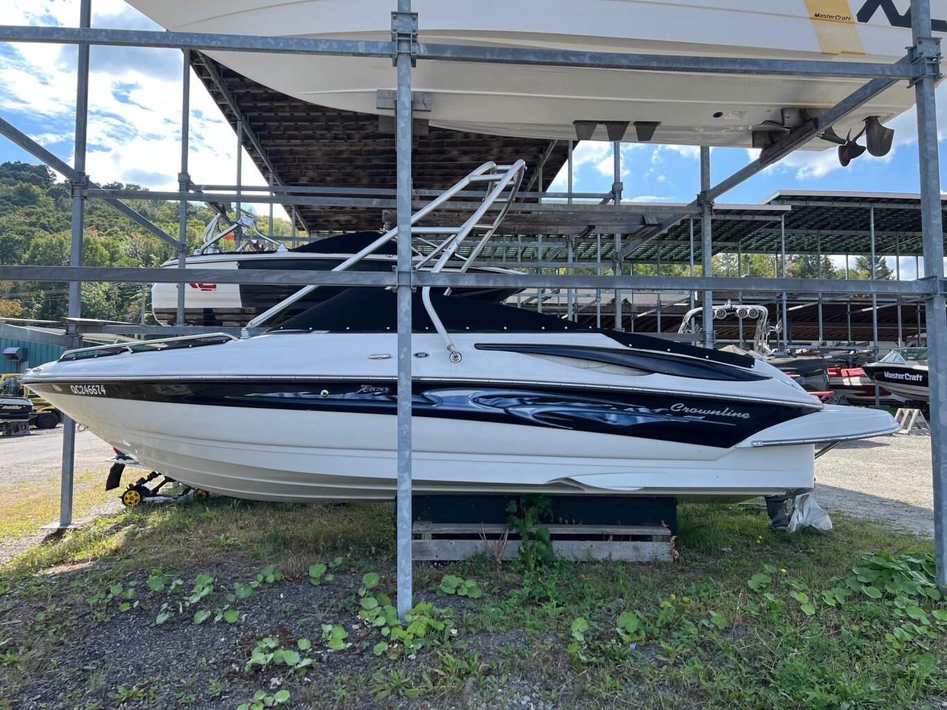 Bateau CROWNLINE 210 LS 2006 Noir & Blanc moteur 5. 0l MPI avec 210h Tout équipé avec une tournée à Wakeboard