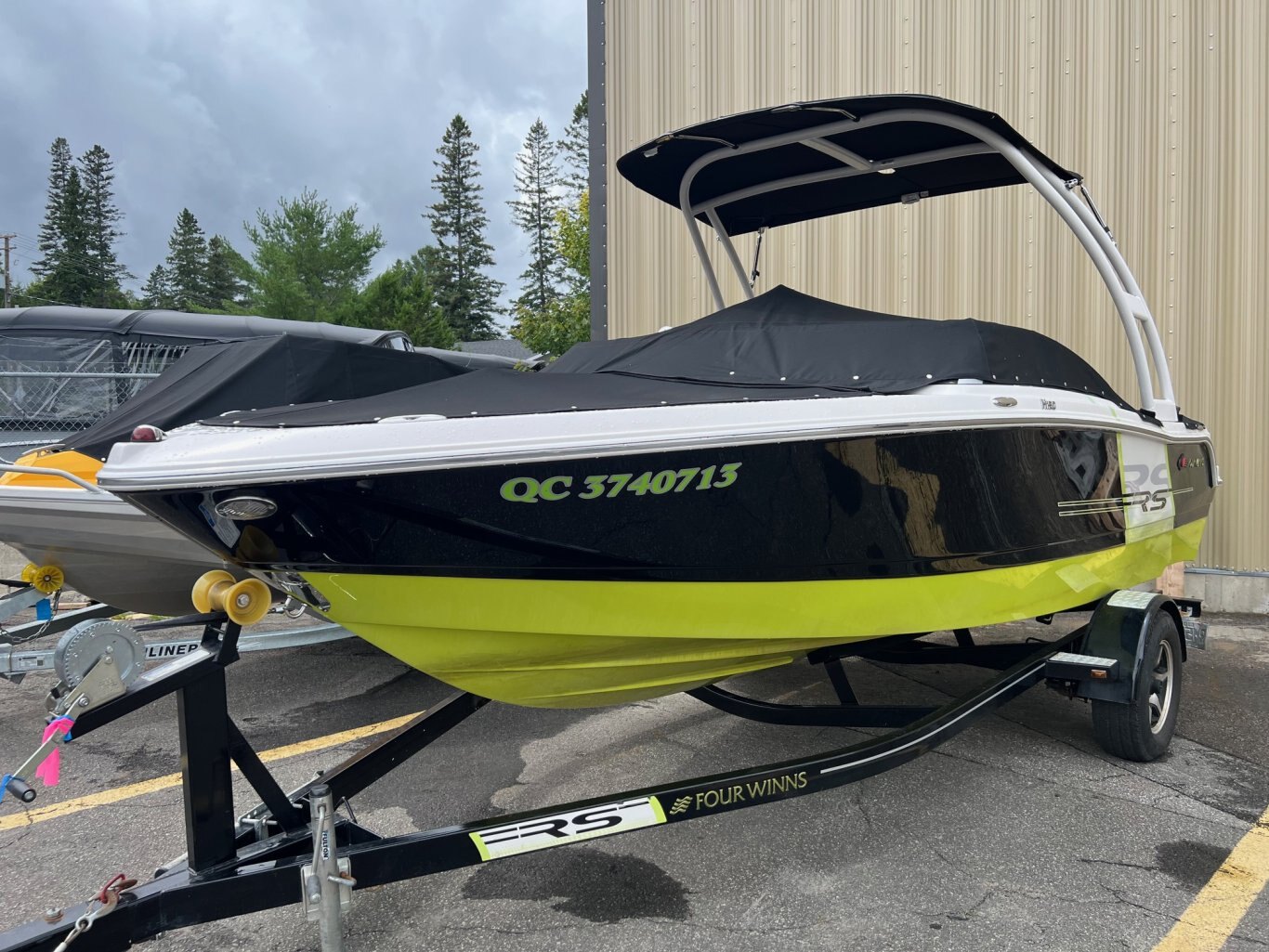 Bateau Fourwinns H190 2013 Noir & Vert Moteur Mercruiser 4. 3l MPI Remorque Simple Essieu & Tour à Wake inclus!