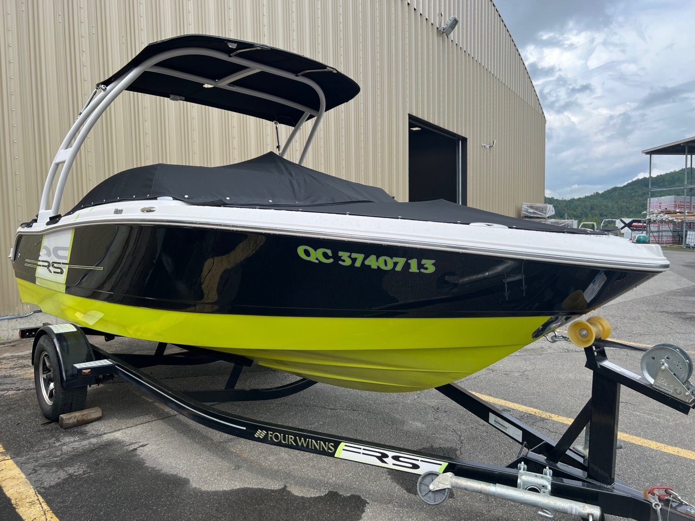 Bateau Fourwinns H190 2013 Noir & Vert Moteur Mercruiser 4. 3l MPI Remorque Simple Essieu & Tour à Wake inclus!