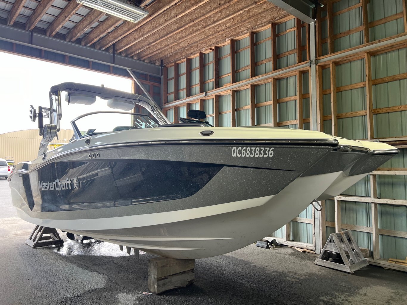 Bateau Mastercraft X22 2019 Gris Métallique Complèment Équipé pour le Wakesurf en trèc'est bon état!