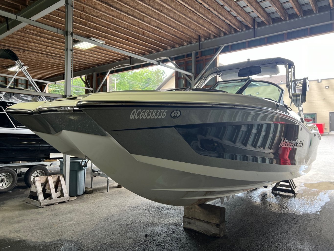 Bateau Mastercraft X22 2019 Gris Métallique Complèment Équipé pour le Wakesurf en trèc'est bon état!