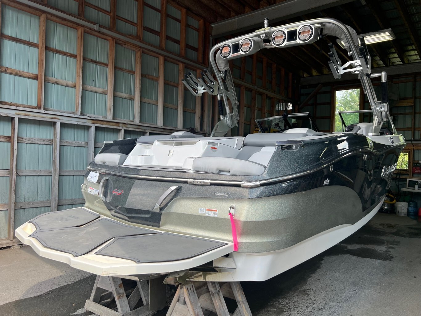 Bateau Mastercraft X22 2019 Gris Métallique Complèment Équipé pour le Wakesurf en trèc'est bon état!