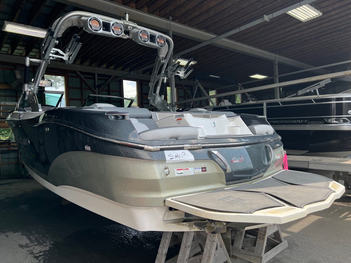 Bateau Mastercraft X22 2019 Gris Métallique Complèment Équipé pour le Wakesurf en trèc'est bon état!