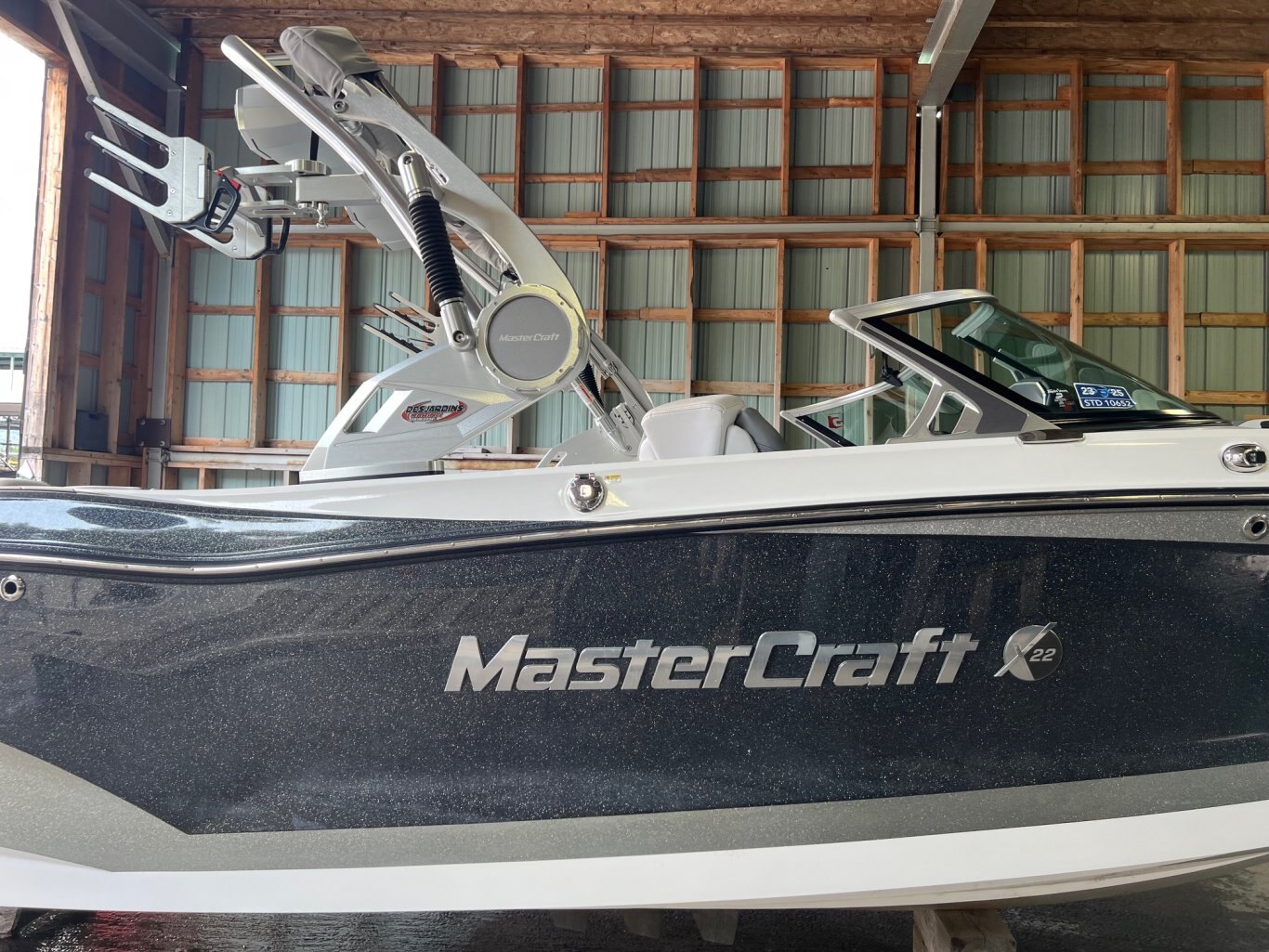 Bateau Mastercraft X22 2019 Gris Métallique Complèment Équipé pour le Wakesurf en trèc'est bon état!