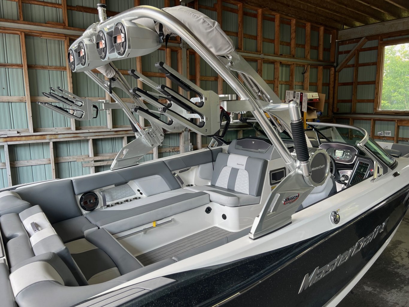 Bateau Mastercraft X22 2019 Gris Métallique Complèment Équipé pour le Wakesurf en trèc'est bon état!