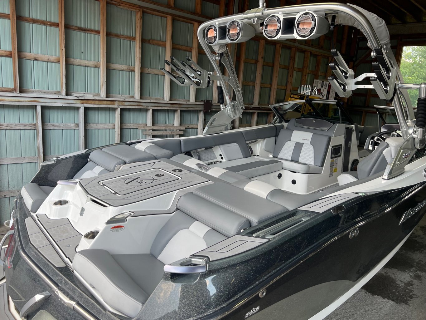 Bateau Mastercraft X22 2019 Gris Métallique Complèment Équipé pour le Wakesurf en trèc'est bon état!